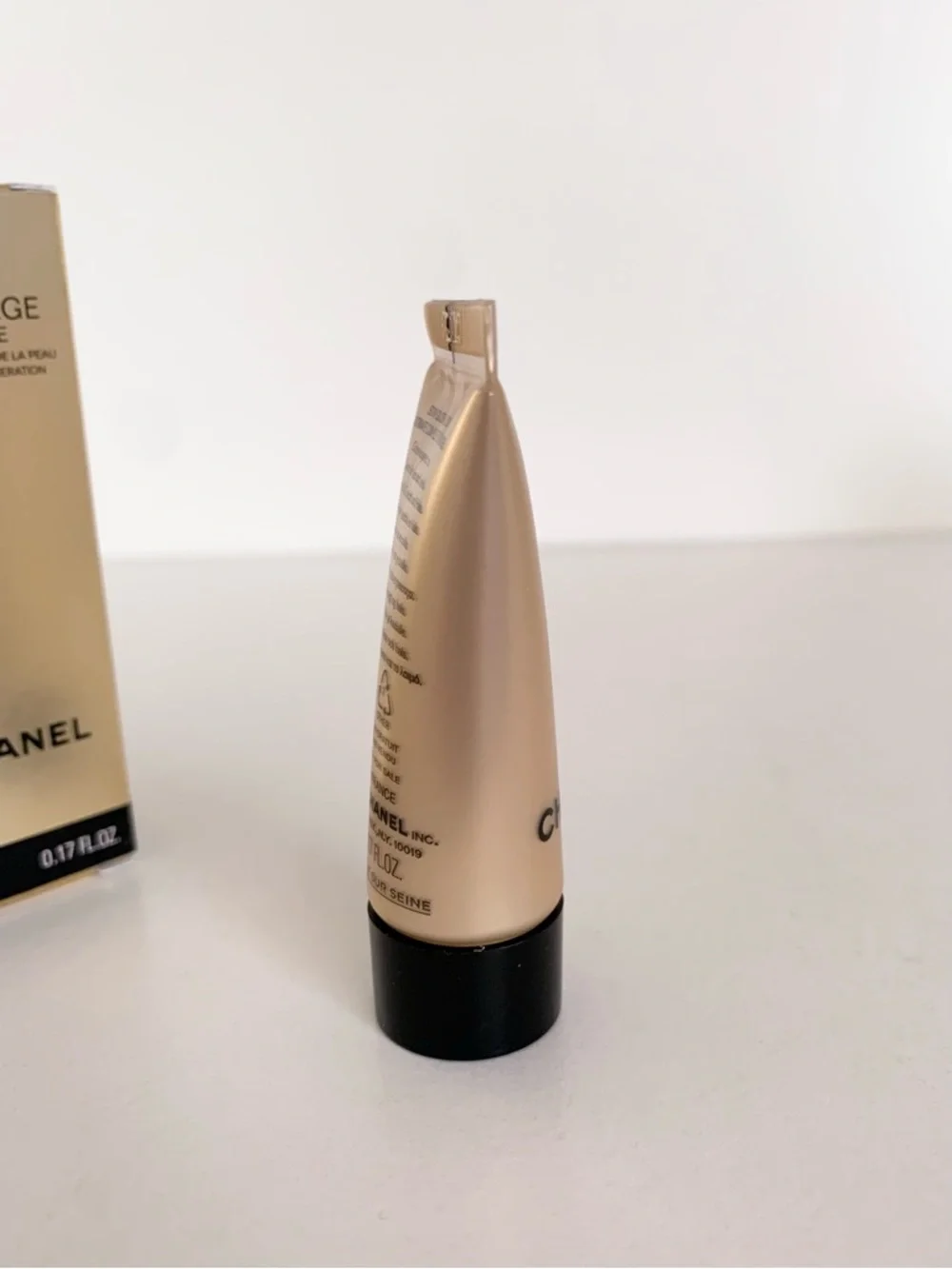 Hold  CHANEL anti aging cream Sublimage La Crème
